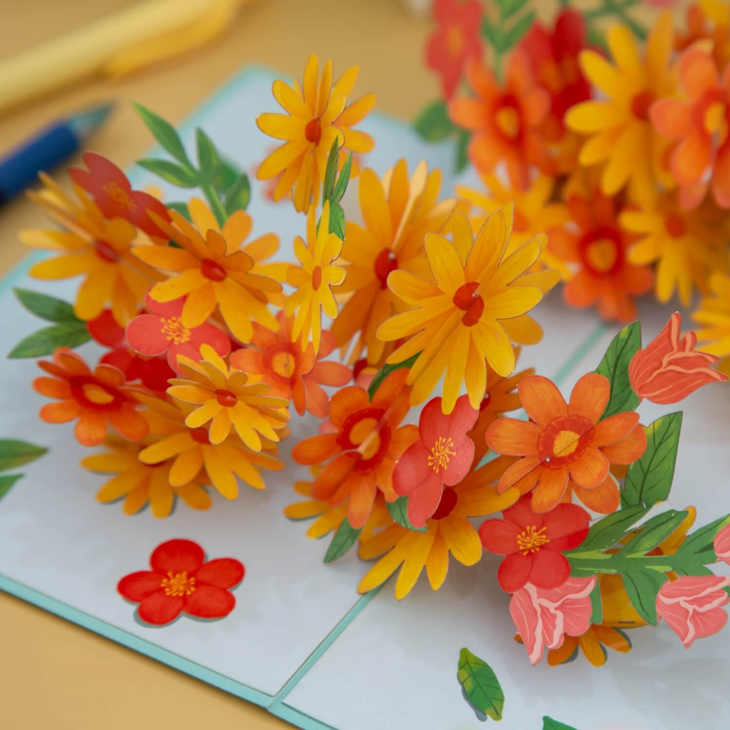 Carte pop-up Marguerites colorées avec papillons