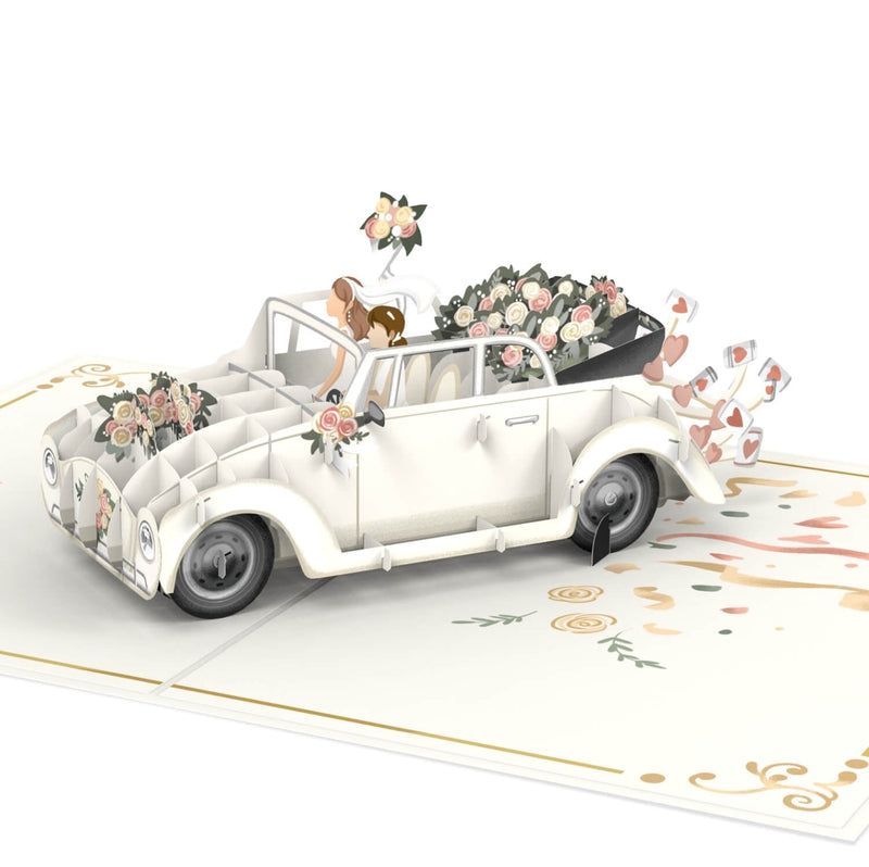 Voiture de mariage avec carte pop-up de mariés lesbiens