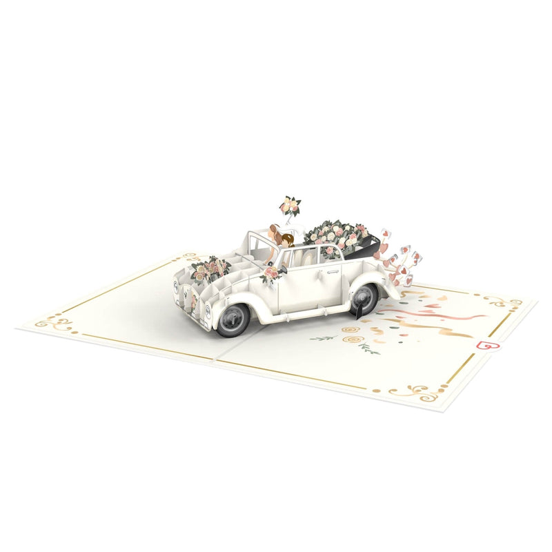 Voiture de mariage avec carte pop-up de mariés lesbiens